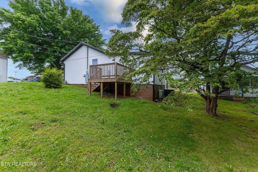 Photo of 105 S Price St, Sweetwater, TN 37874 (MLS # 1301498)
