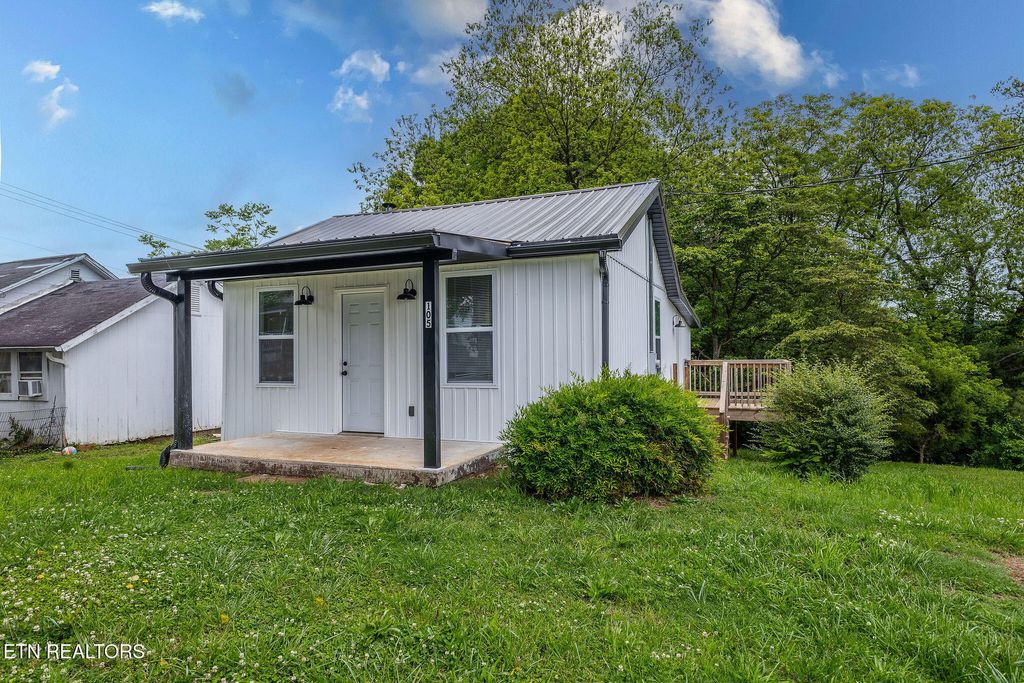 Photo of 105 S Price St, Sweetwater, TN 37874 (MLS # 1301498)