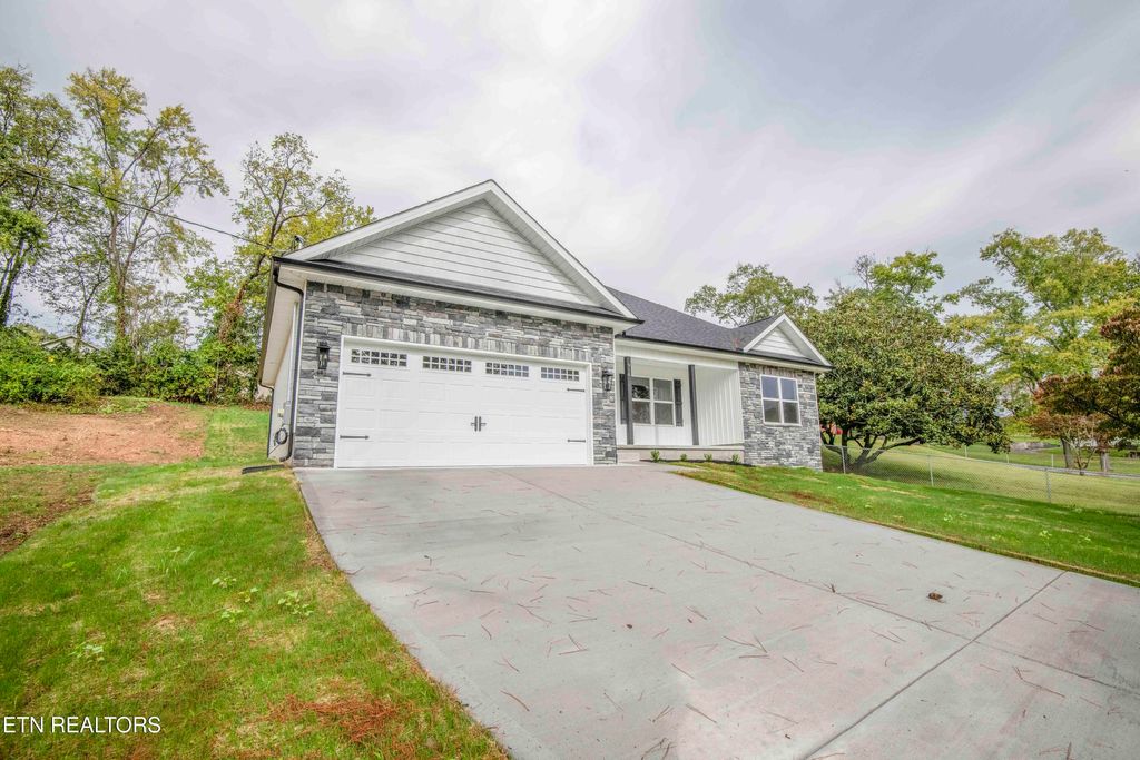 Photo of 914 McAdoo St, Clinton, TN 37716 (MLS # 1317920)