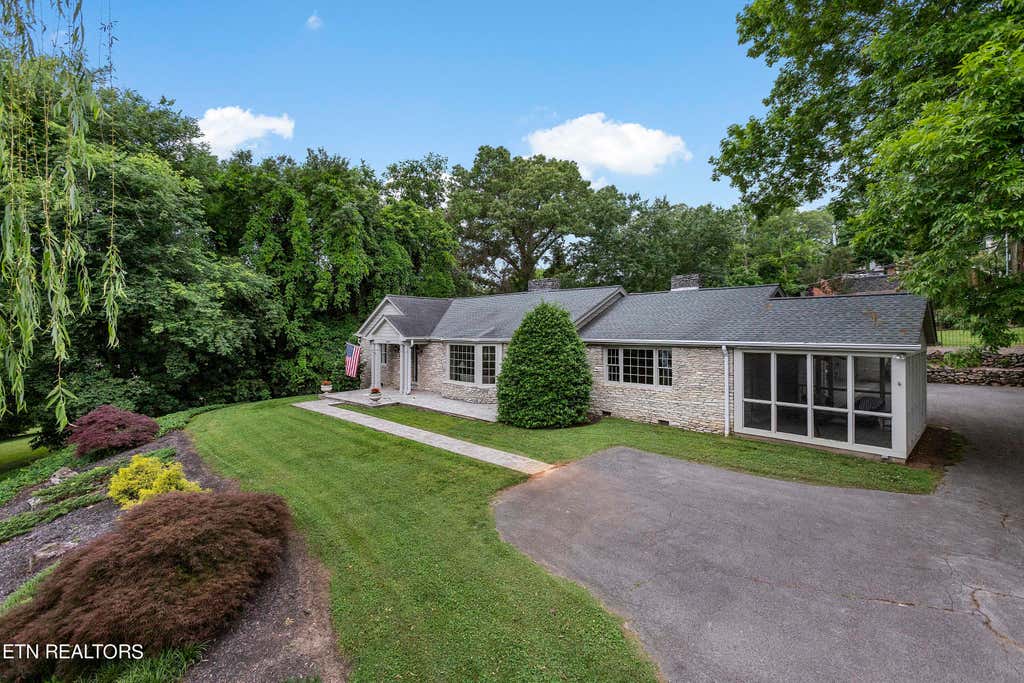 Photo of 3359 Lake View Drive Dr, Knoxville, TN 37919 (MLS # 1263075)