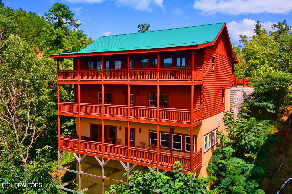 Photo of 3266 Lonesome Pine Way, Sevierville, TN 37862 (MLS # 1339983)