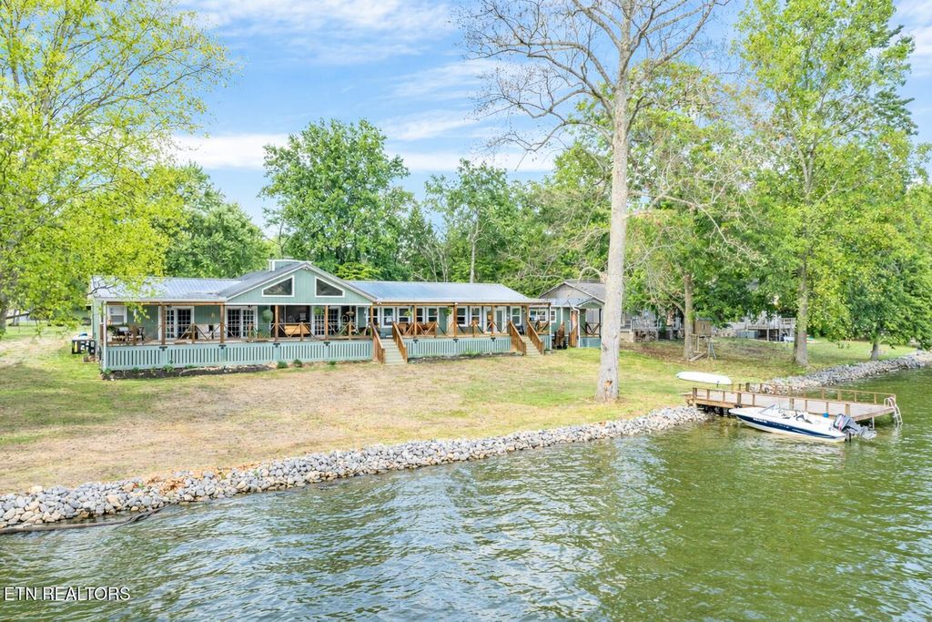 Photo of 4225 W Lakeview Circle, Louisville, TN 37777 (MLS # 1331466)