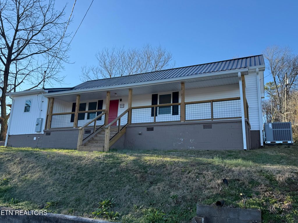 Photo of 400 Collins St, Loudon, TN 37774 (MLS # 1326229)