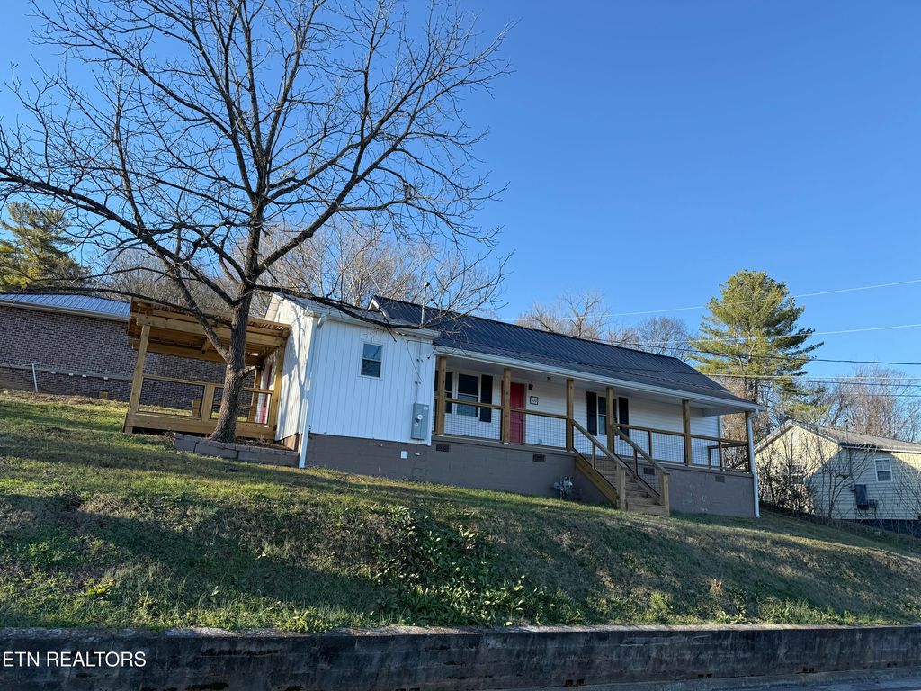 Photo of 400 Collins St, Loudon, TN 37774 (MLS # 1326229)