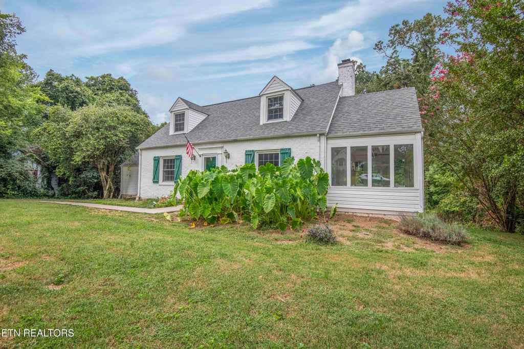 Photo of 5709 Westover Drive, Knoxville, TN 37919 (MLS # 1314057)