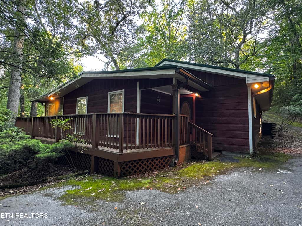 Photo of 530 Parton Drive, Gatlinburg, TN 37738 (MLS # 1348586)