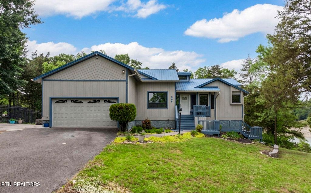 Photo of 997 Lake Ridge Drive, Dandridge, TN 37725 (MLS # 1340067)