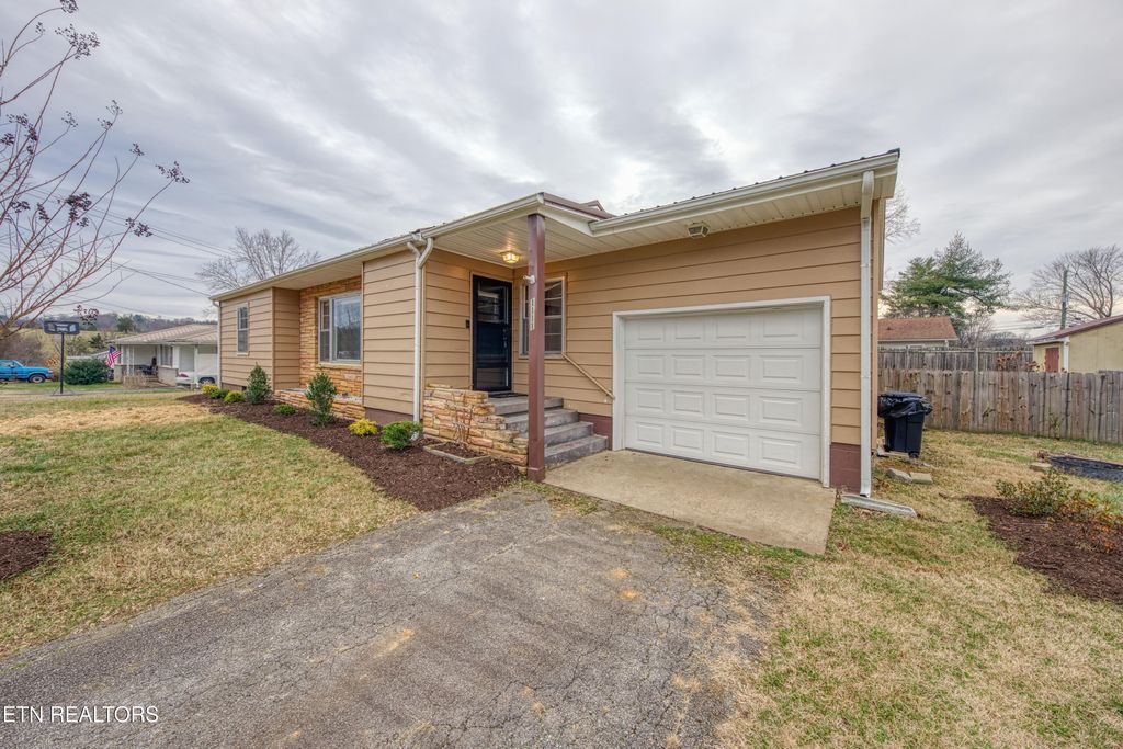 Photo of 1111 Banner St, Seymour, TN 37865 (MLS # 1325600)