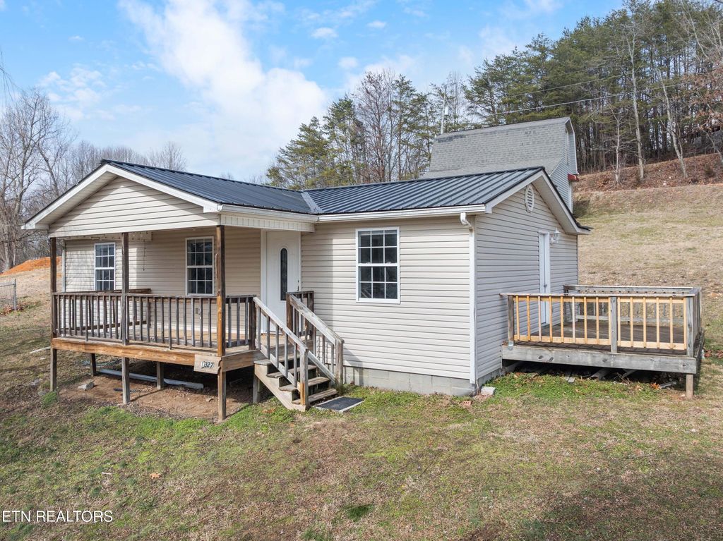 Photo of 1327 Pinecrest Rd, Jacksboro, TN 37757 (MLS # 1328779)