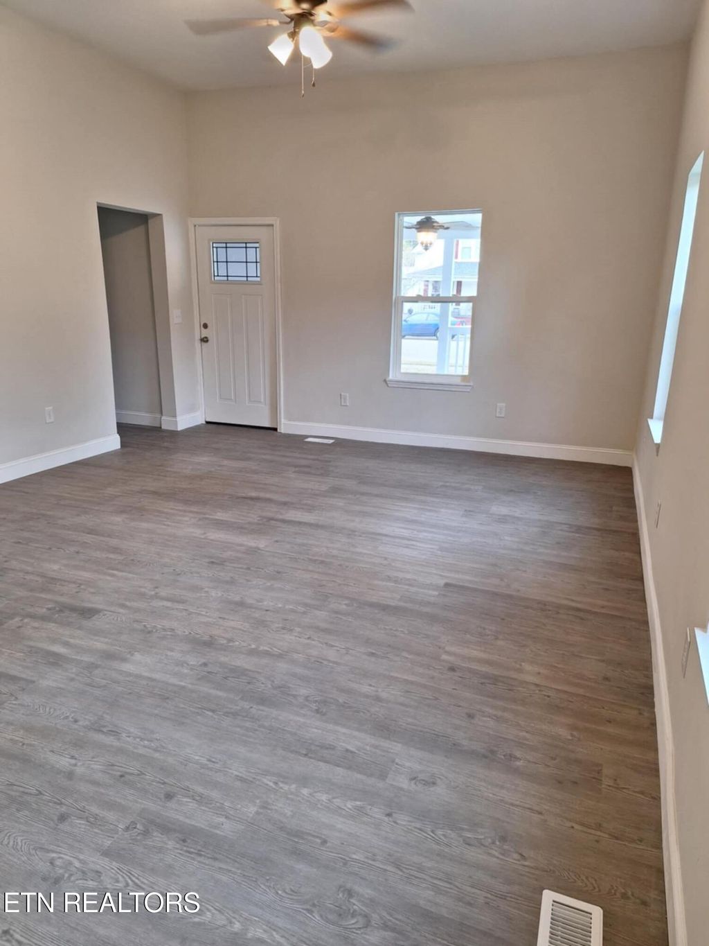 Photo of 216 N Chamberlain Ave, Rockwood, TN 37854 (MLS # 1321475)