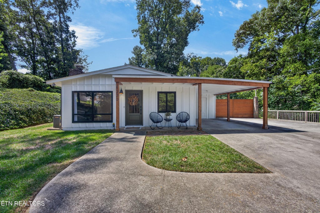 Photo of 1220 Huntington Rd, Knoxville, TN 37919 (MLS # 1353827)