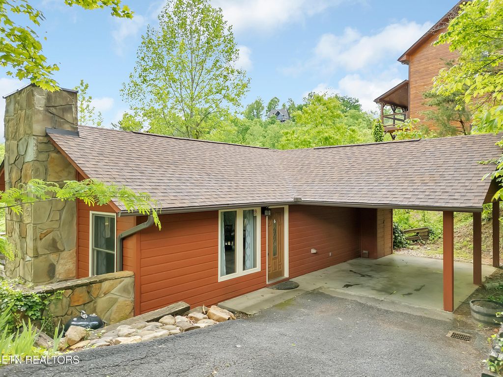 Photo of 846 Vixen Run, Gatlinburg, TN 37738 (MLS # 1300131)
