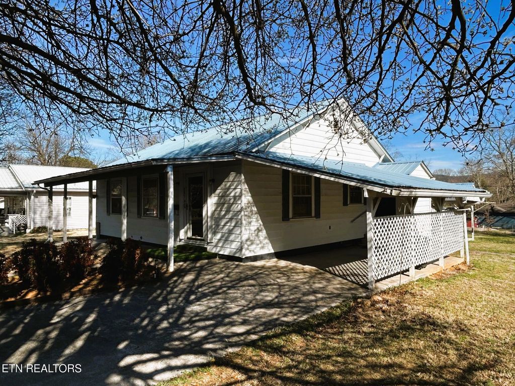 Photo of 331 Louisiana Ave, Etowah, TN 37331 (MLS # 1331635)