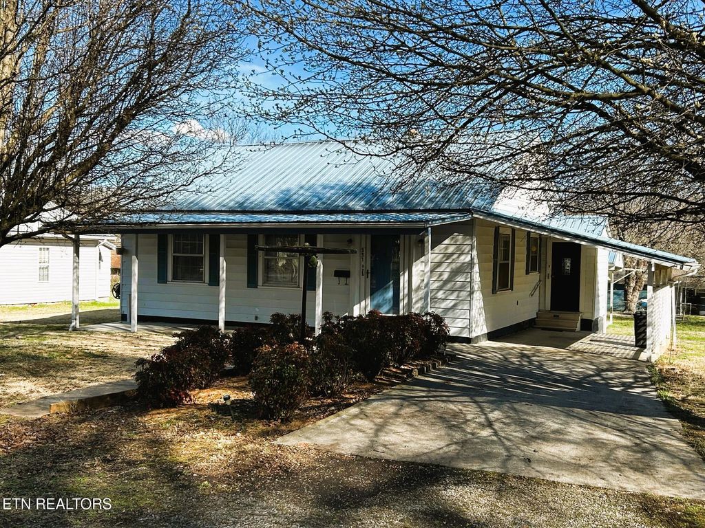Photo of 331 Louisiana Ave, Etowah, TN 37331 (MLS # 1331635)