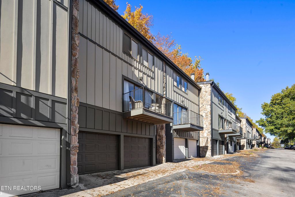 Photo of 2016 Cherokee Bluff Drive, Knoxville, TN 37920 (MLS # 1321632)