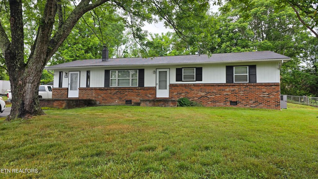 Photo of 106 Walnut St, New Tazewell, TN 37825 (MLS # 1342843)