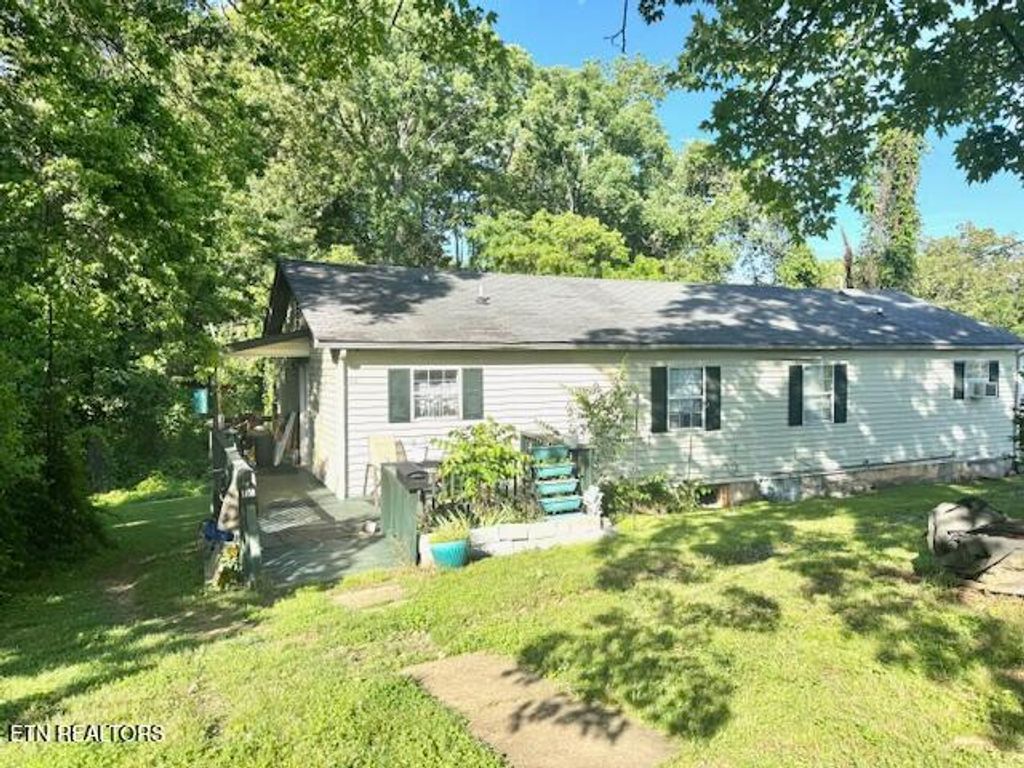 Photo of 108 E Hunter Circle, Oak Ridge, TN 37830 (MLS # 1301721)