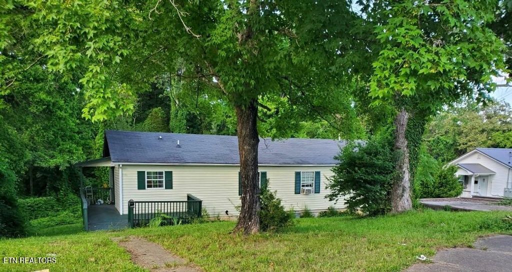 Photo of 108 E Hunter Circle, Oak Ridge, TN 37830 (MLS # 1301721)