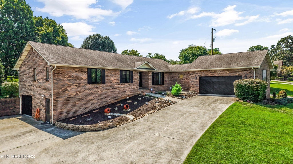 Photo of 2112 Carpenters Grade Rd, Maryville, TN 37803 (MLS # 1353633)