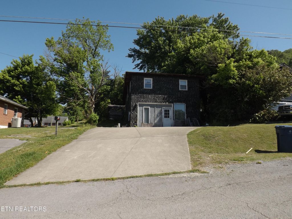 Photo of 918 E Cumberland Ave, Middlesboro, KY 40965 (MLS # 1340131)