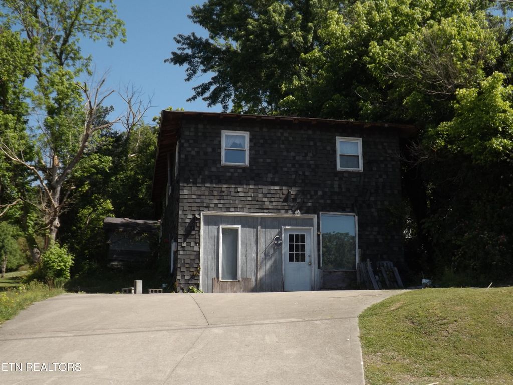 Photo of 918 E Cumberland Ave, Middlesboro, KY 40965 (MLS # 1340131)