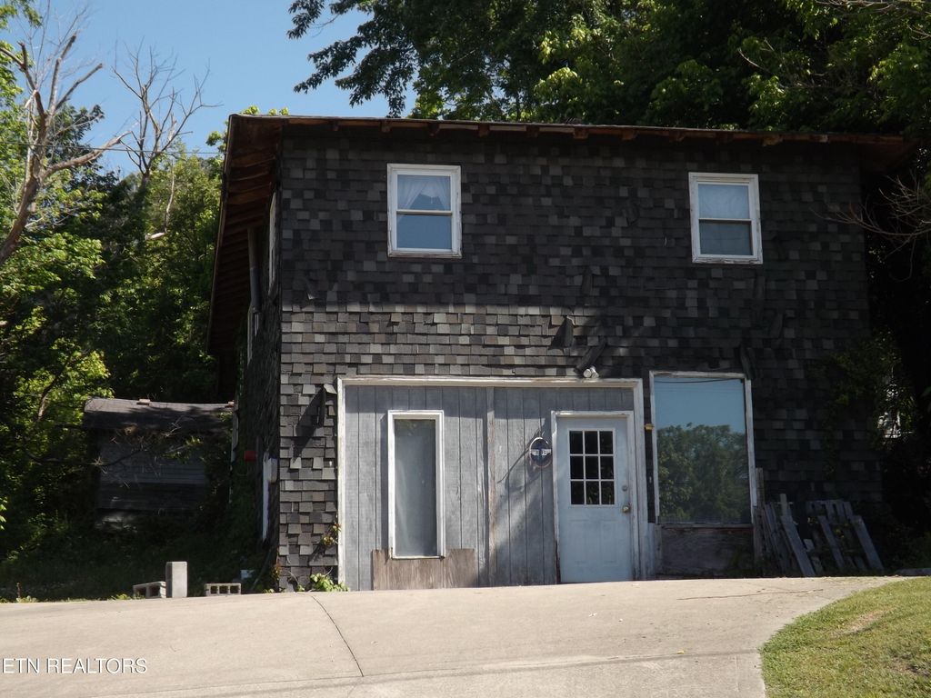 Photo of 918 E Cumberland Ave, Middlesboro, KY 40965 (MLS # 1340131)