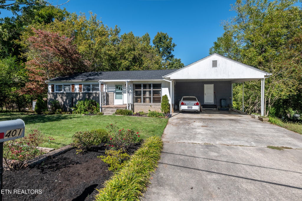 Photo of 401 W Ridgecrest Drive, Kingston, TN 37763 (MLS # 1358082)