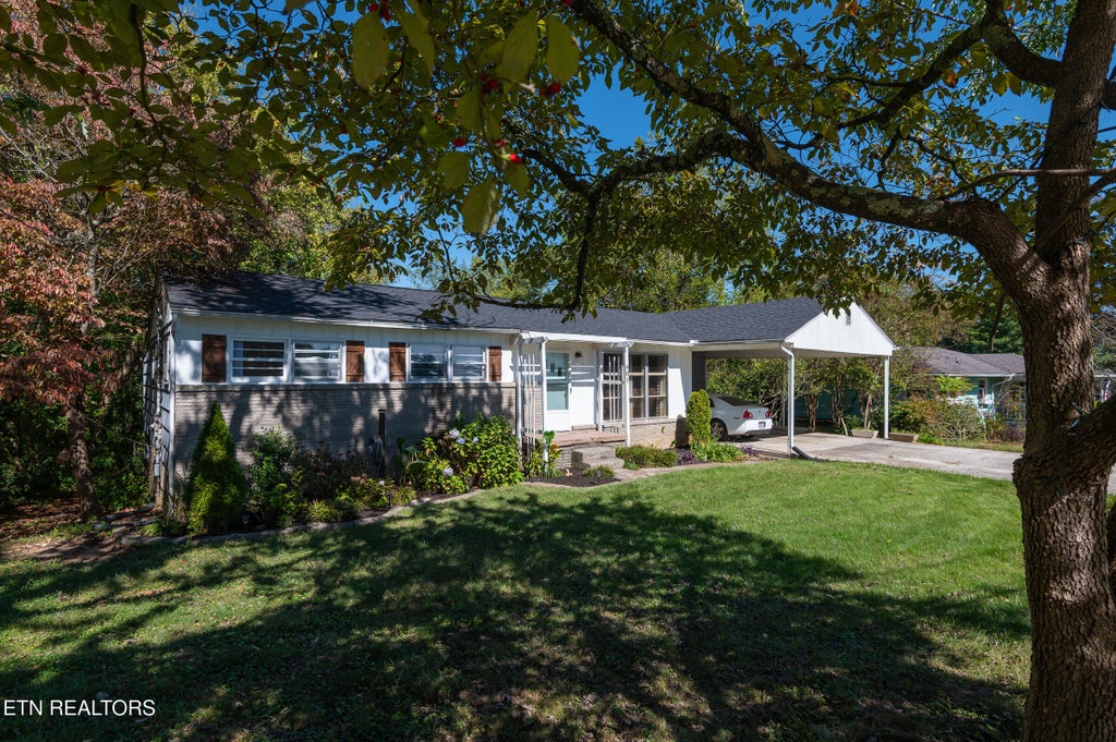 Photo of 401 W Ridgecrest Drive, Kingston, TN 37763 (MLS # 1358082)