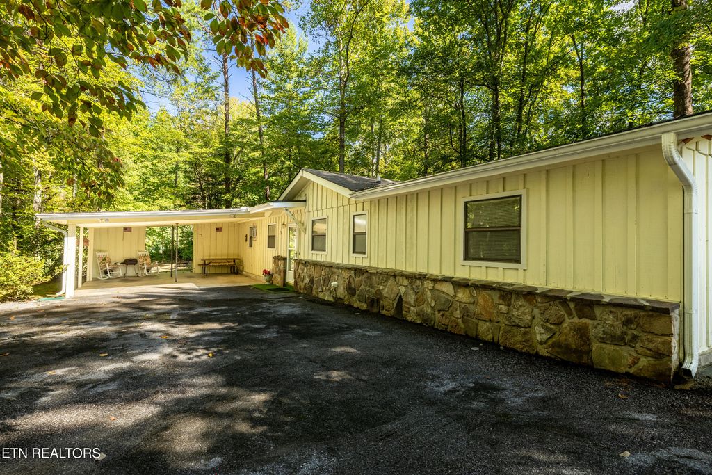 Photo of 1062 N Ridge Place, Sevierville, TN 37876 (MLS # 1318061)