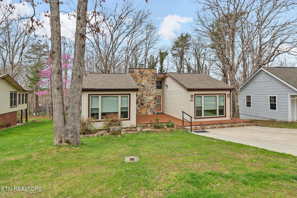 Photo of 121 Lakeshire Drive, Crossville, TN 38558 (MLS # 1295806)