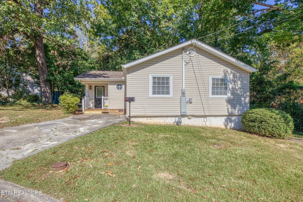 Photo of 102 Decatur Rd, Oak Ridge, TN 37830 (MLS # 1317619)