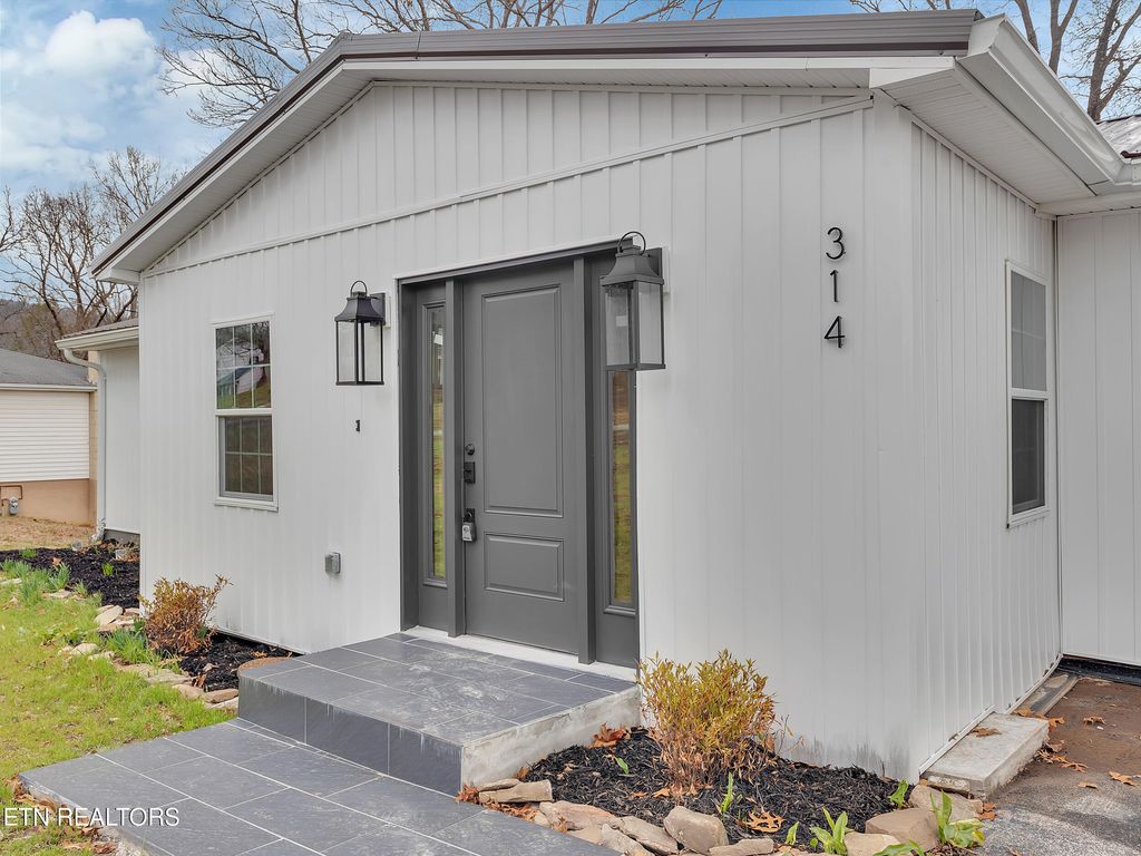 Photo of 314 Lakemont Drive, Rockwood, TN 37854 (MLS # 1329801)