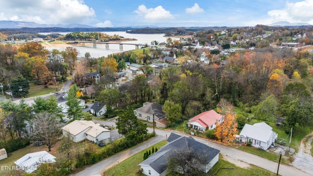 Photo of 915 Mill St, Dandridge, TN 37725 (MLS # 1283324)