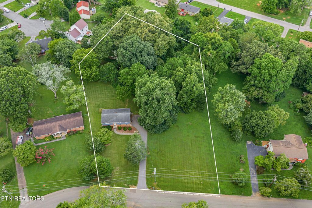 Photo of 8301 Hunterhill Drive, Knoxville, TN 37923 (MLS # 1348238)
