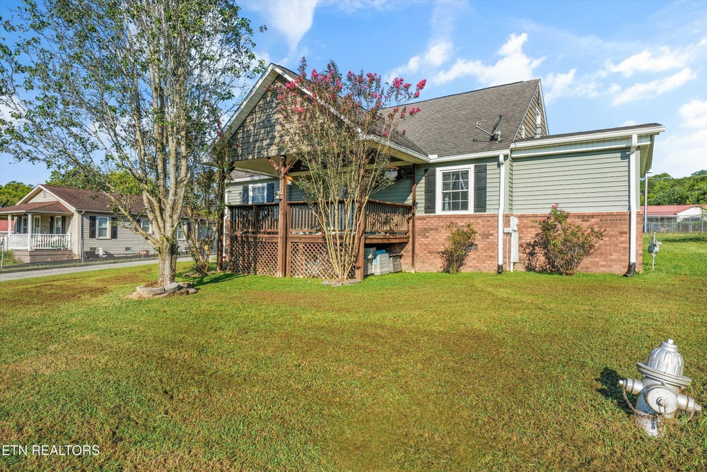 Photo of 511 1st St, Kingston, TN 37763 (MLS # 1354061)