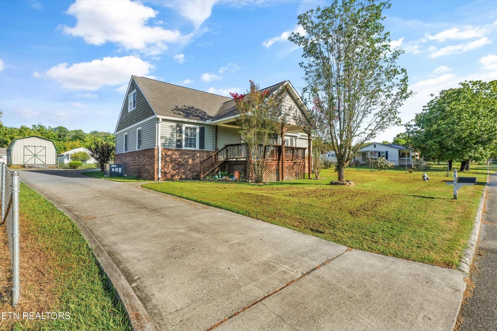 Photo of 511 1st St, Kingston, TN 37763 (MLS # 1354061)