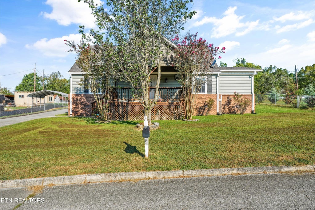 Photo of 511 1st St, Kingston, TN 37763 (MLS # 1354061)