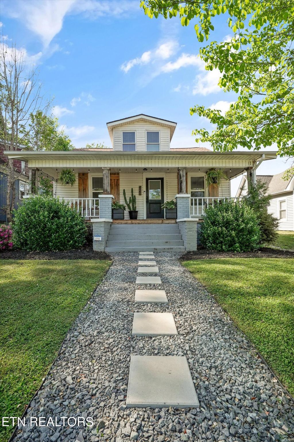 Photo of 427 E Caldwell Ave, Knoxville, TN 37917 (MLS # 1337420)