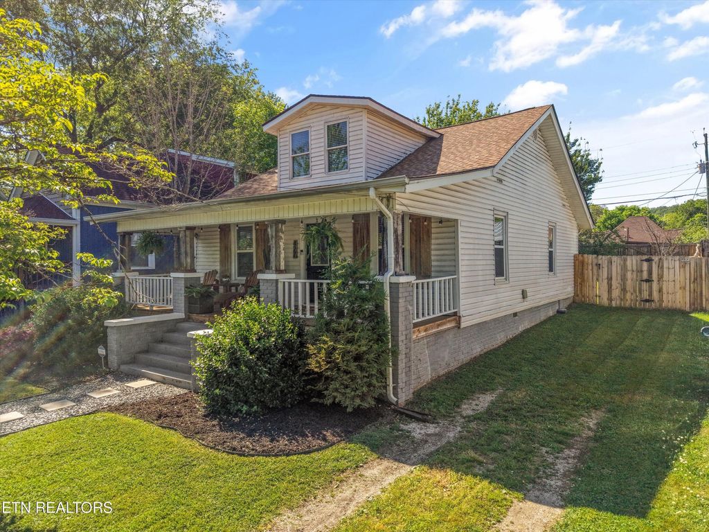 Photo of 427 E Caldwell Ave, Knoxville, TN 37917 (MLS # 1337420)