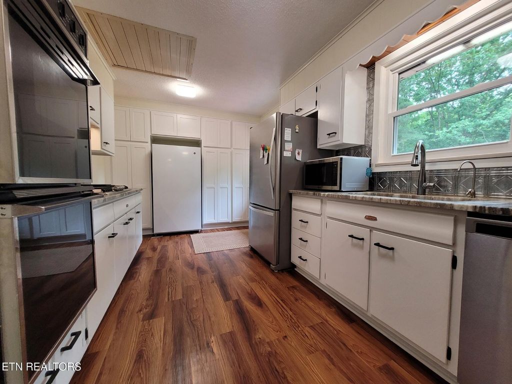 Photo of 1466 Hillvale Rd, Louisville, TN 37777 (MLS # 1302631)