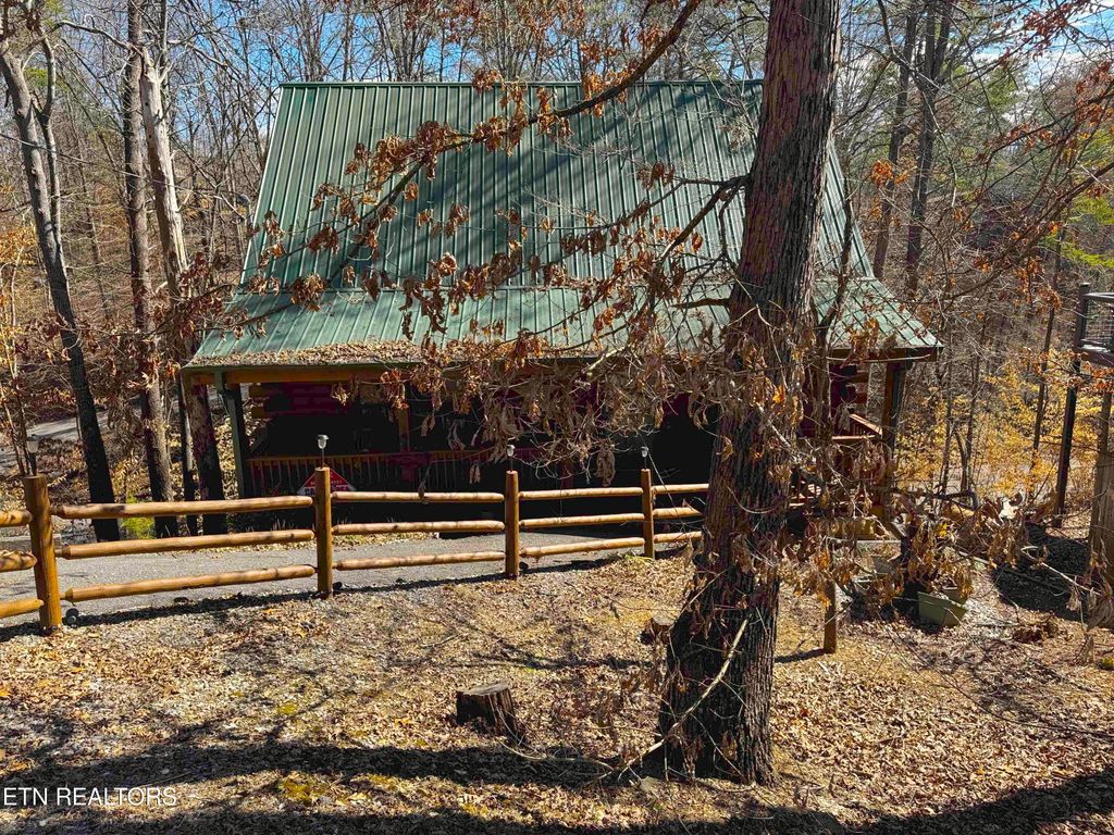 Photo of 656 Forest Drive, Pigeon Forge, TN 37863 (MLS # 1303899)