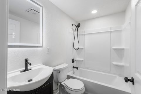 Tiny photo for 414 W Hemlock St, LaFollette, TN 37766 (MLS # 1320132)