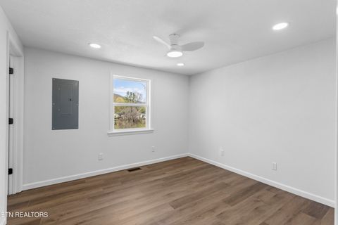 Tiny photo for 414 W Hemlock St, LaFollette, TN 37766 (MLS # 1320132)