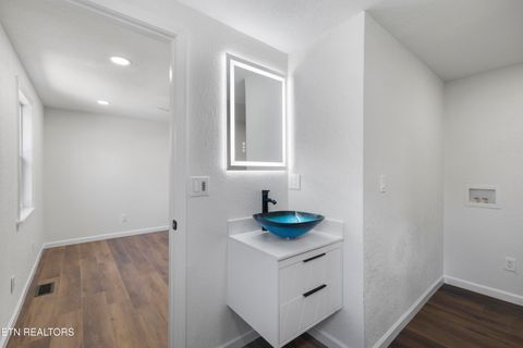 Tiny photo for 414 W Hemlock St, LaFollette, TN 37766 (MLS # 1320132)