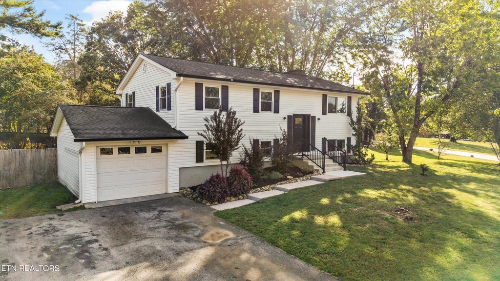 Photo of 712 Owl Hollow Rd, Knoxville, TN 37923 (MLS # 1358140)