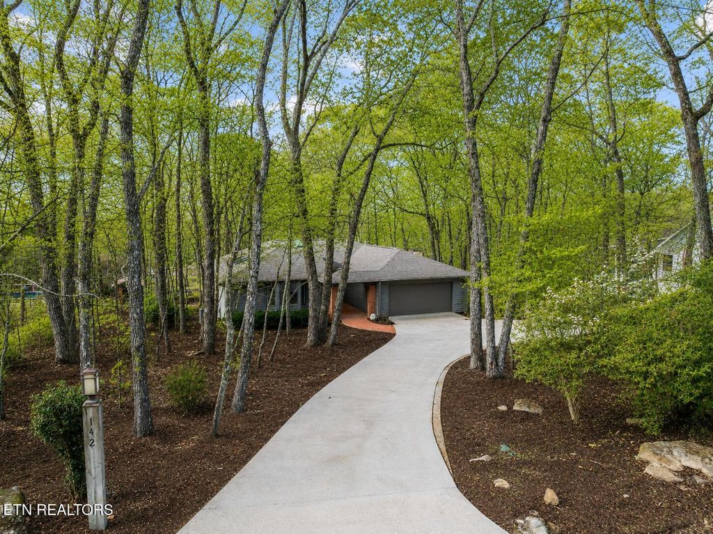 Photo of 142 Rolling Green Drive, Crossville, TN 38558 (MLS # 1329730)