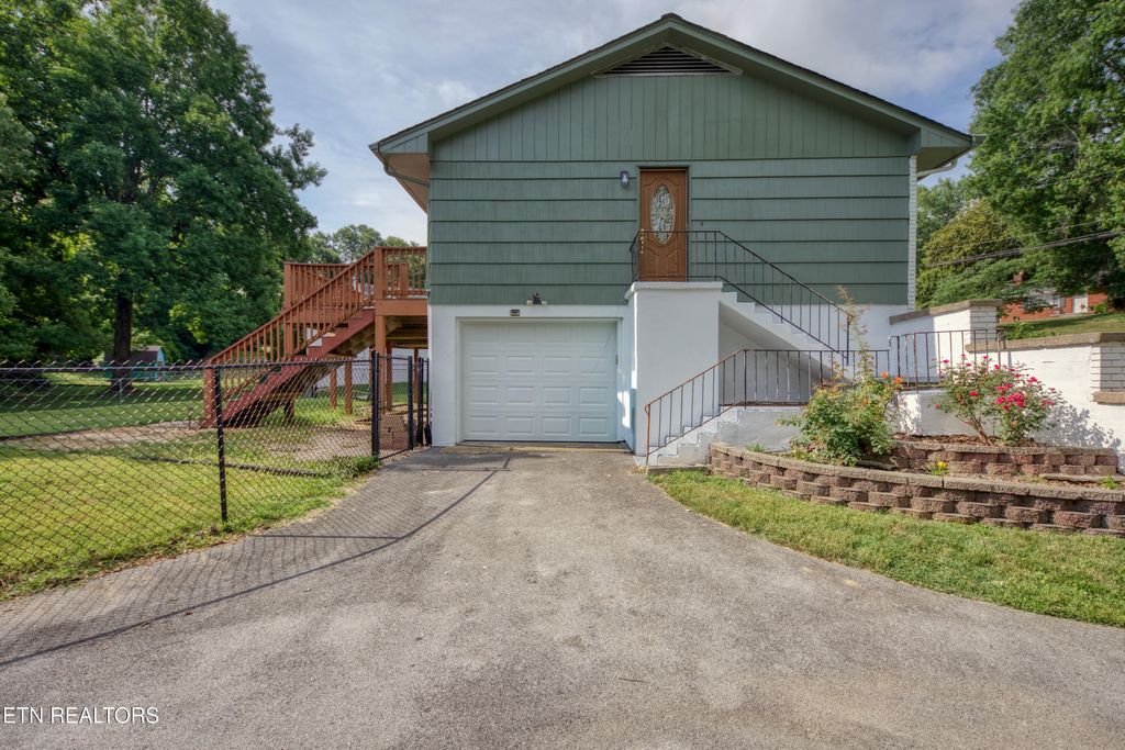 Photo of 916 Mallory Rd, Knoxville, TN 37919 (MLS # 1345723)