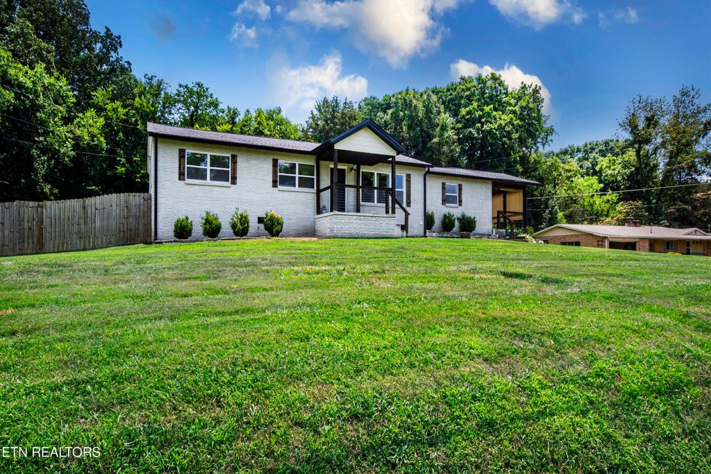 Photo of 300 Dailey Ave, Loudon, TN 37774 (MLS # 1306262)