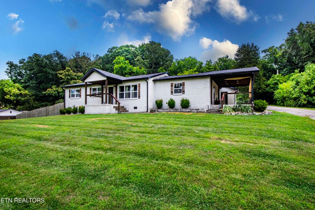 Photo of 300 Dailey Ave, Loudon, TN 37774 (MLS # 1306262)