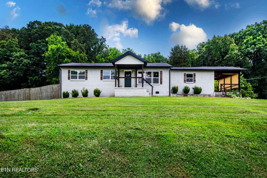Photo of 300 Dailey Ave, Loudon, TN 37774 (MLS # 1306262)